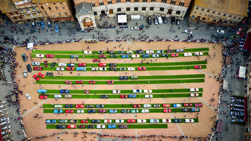 Een drone-shot van de Mille Miglia op het historische Piazza del Campo, Siena.