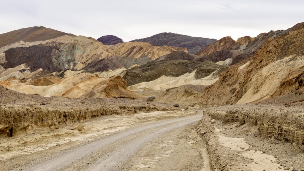 De Twenty Mule Road in Death Valley is ook met een normale auto begaanbaar