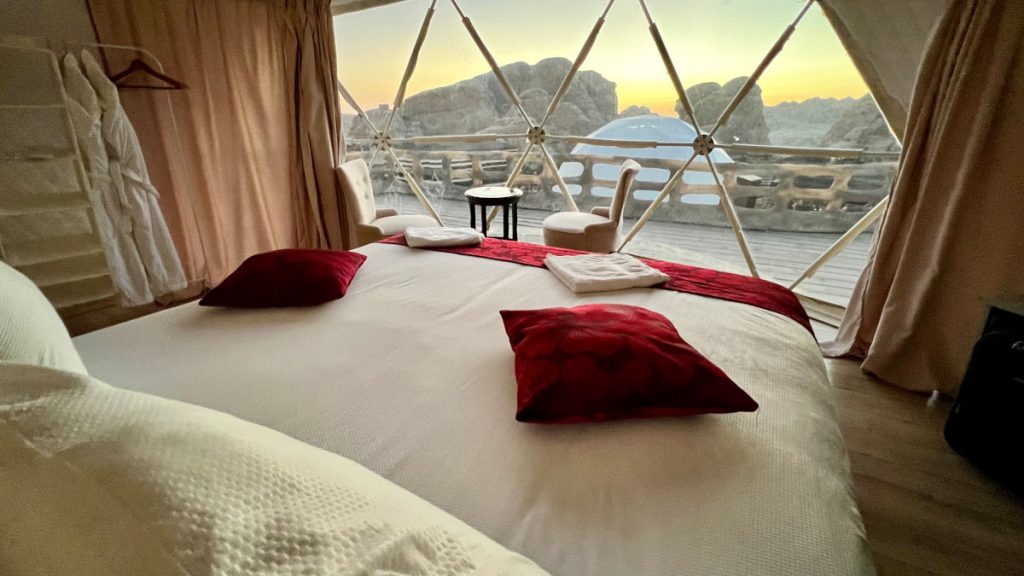 Uitzicht vanaf het bed van de luxe bubbleltent tijdens zonsondergang