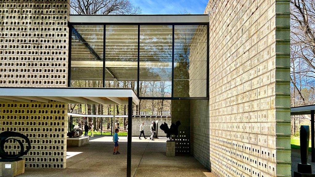 Het paviljoen van architect Gerrit Rietveld in het Kröller-Müller Museum.