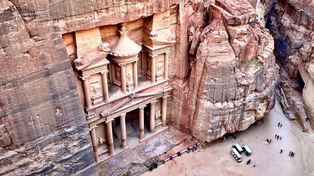 De schatkamer in Petra gezien vanaf het uitkijkpunt