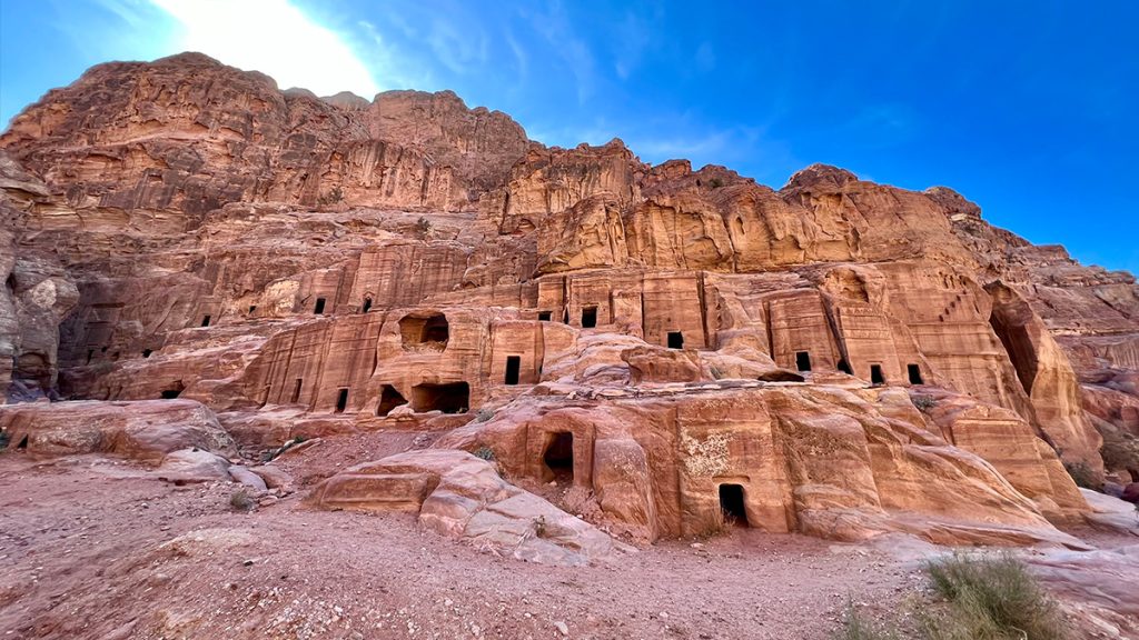 Woningen uitgehouwen in Petra.